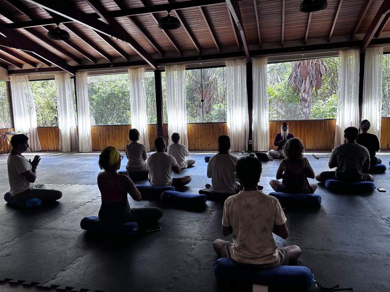 Group meditation with a master in the shala