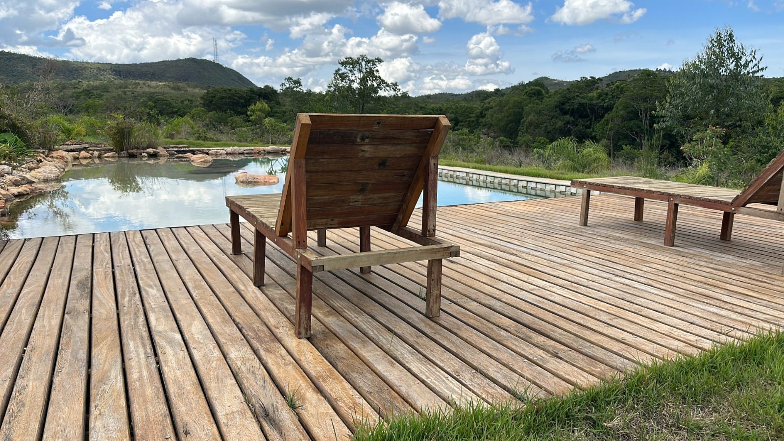 Deck e piscina natural da Ashiyana